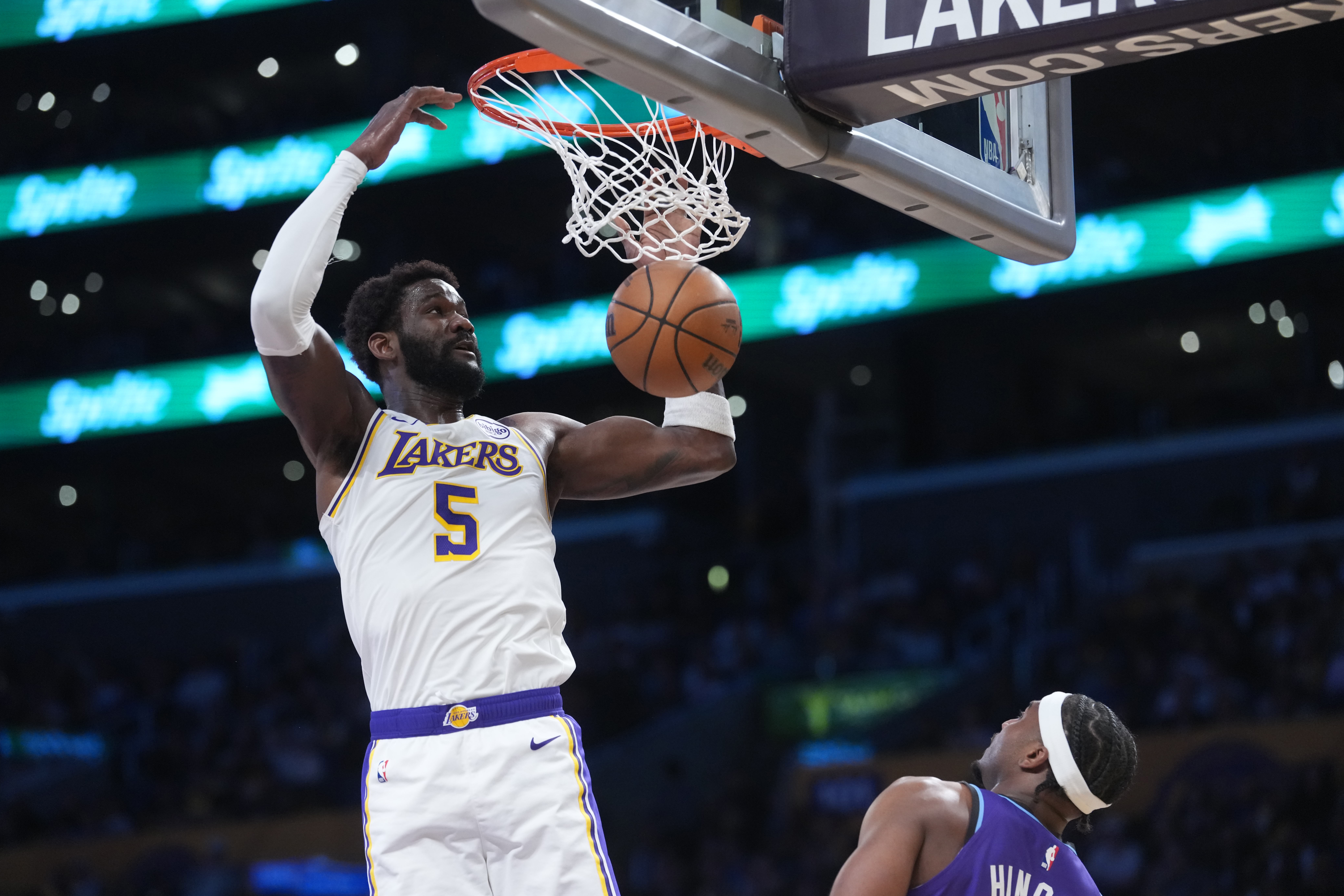 安博体育-季后赛生涯场均15+10板且60+%TS的球员：艾顿、约基奇、浓眉